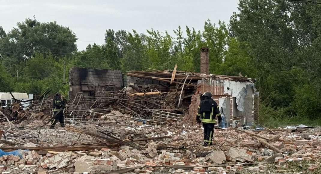 Ворог обстріляв Словʼянськ "Шахедами", є поранений