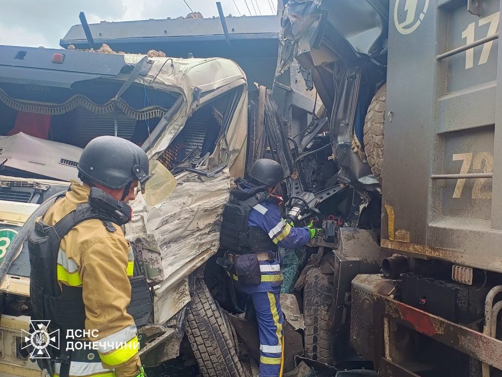 В Краматорском районе спасатели деблокировали мужчину из истерзанного в ДТП грузовика
