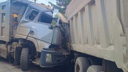 У Краматорському районі рятувальники деблокували чоловіка з понівеченої у ДТП вантажівки (фото)