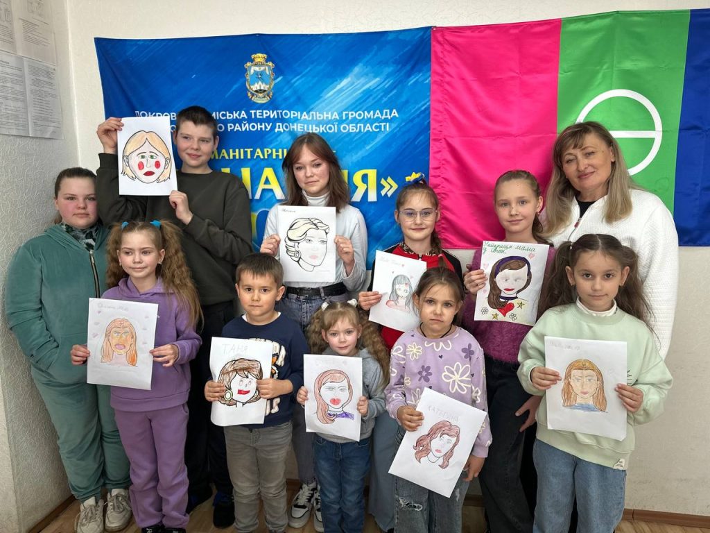 В Кропивницком дети из Покровской общины создавали портреты своих мам.