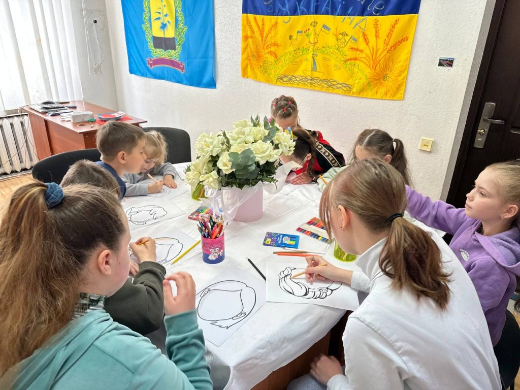 В Кропивницком дети из Покровской общины создавали портреты своих мам.