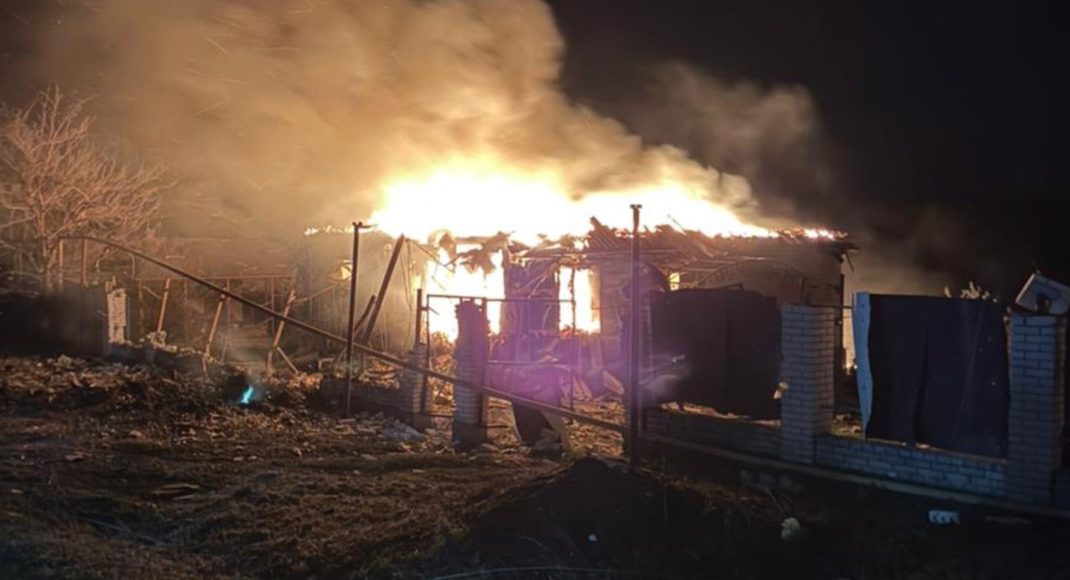 У Миколаївці на Донеччині ліквідували пожежу житлового будинку, що виникла після ворожого удару (фото)