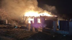 В Николаевке на Донетчине ликвидировали пожар жилого дома, возникший после вражеского удара (фото)