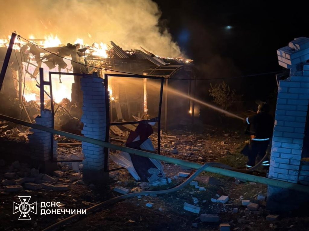 У Миколаївці на Донеччині ліквідували пожежу житлового будинку, що виникла після ворожого удар