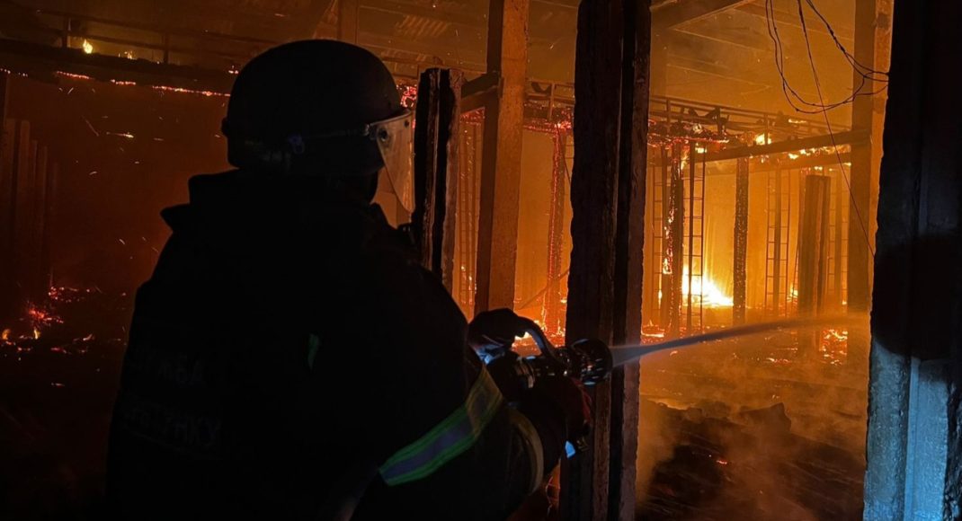 В Новодонецкой громаде на Донетчине огнеборцы ликвидировали масштабные пожары, есть раненые (фото)