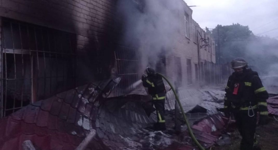 В Покровской громаде в результате вражеских обстрелов повреждены административные здания и предприятие