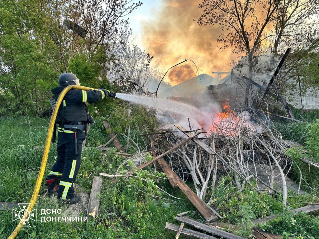 Унаслідок російських обстрілів Донеччини палали будинки, храм та підприємства