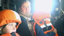 З прифронтового Шахового евакуювали матір з трьома дітьми, які ховалися від вибухів у погребі (відео)