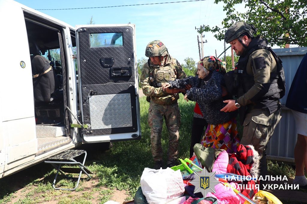Из прифронтового Торского полицейские эвакуировали семью с 3 детьми и кошки