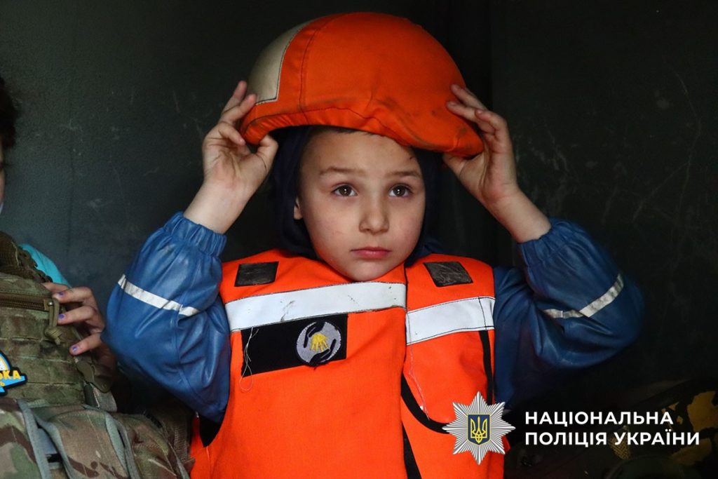 Из прифронтового Торского полицейские эвакуировали семью с 3 детьми и кошки