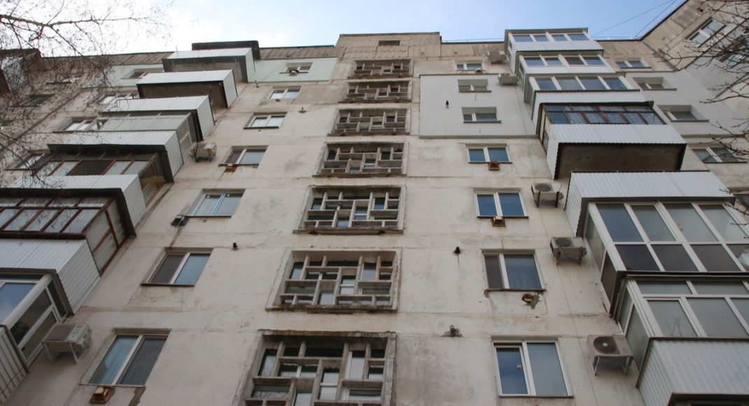 В оккупированном Рубежном несколько многоэтажек уже долго стоят с разобранными крышами