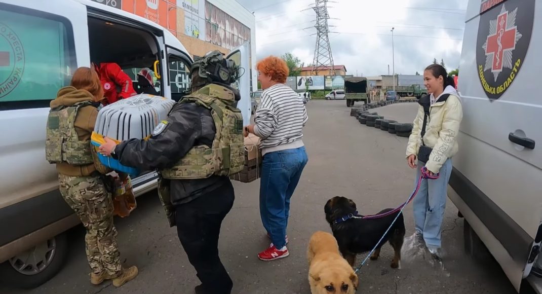 З Костянтинівської громади поліціянти вивезли підлітка, 9 тварин і жінку після інфаркту (відео)