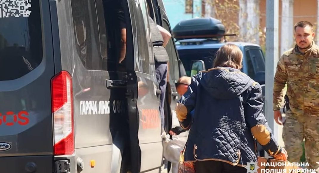 "Білі янголи" евакуювали з прифронтового Мирнограда ще одну родину (відео)