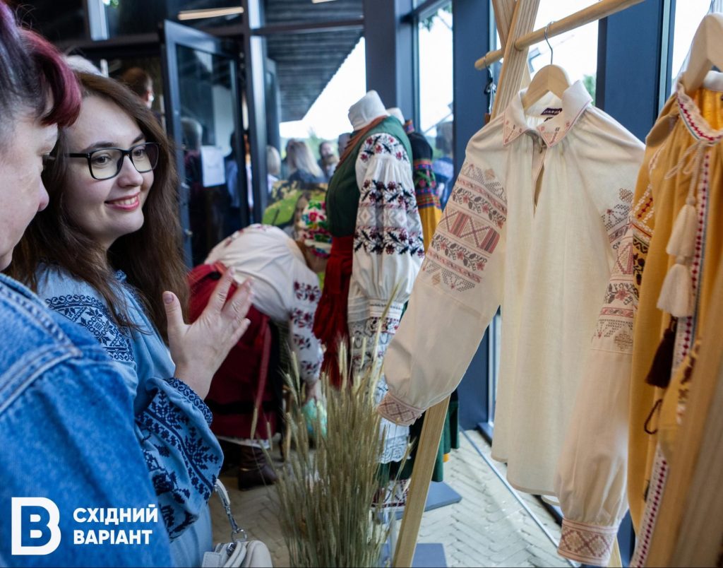 книга про вишиті сорочки Луганщини