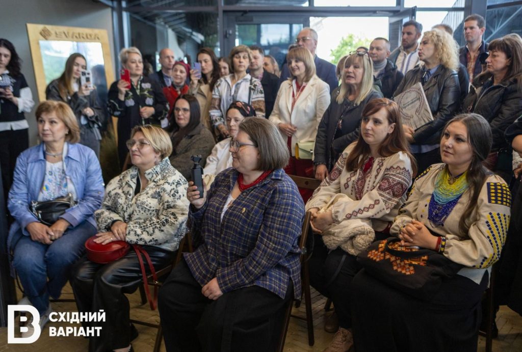 книга про вишиті сорочки Луганщини_20
