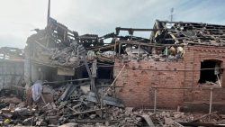 По Северску оккупанты ударили из артиллерии, а в Родинском вражеский БпЛА попал в многоквартирный дом (фото)