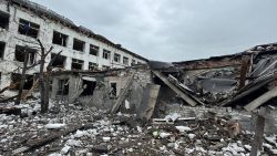 У Білозерському росіяни зруйнували під’їзд житлового будинку, а в Миколайпіллі ракета влучила у дитсадок (фото)