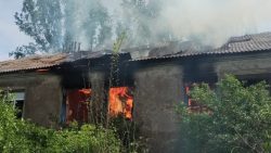 Унаслідок російських обстрілів Костянтинівки палали житлові будинки (фото, відео)