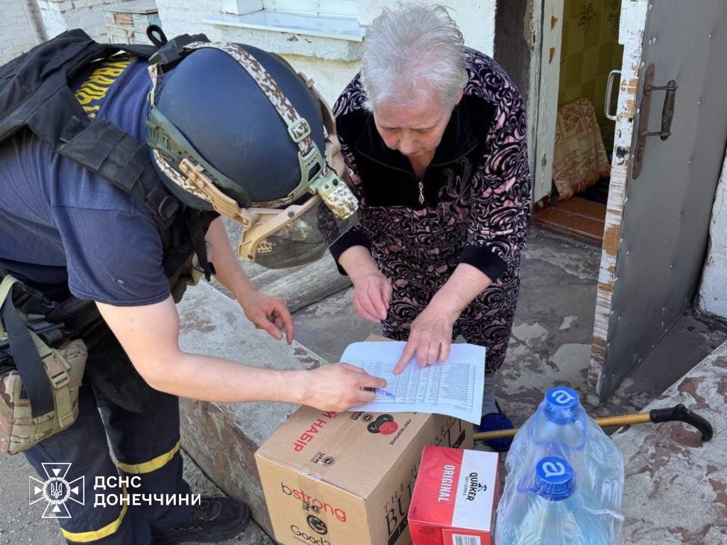 спасатели Донбасса доставили гуманитарную помощь маломобильным жителям