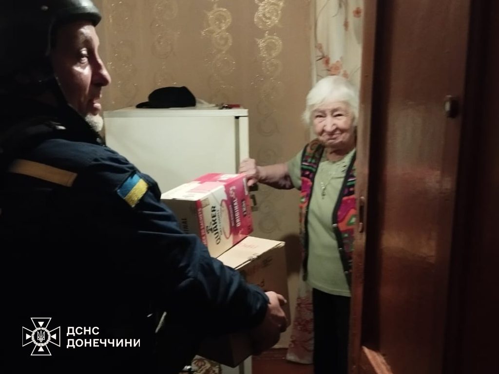 спасатели Донбасса доставили гуманитарную помощь маломобильным жителям