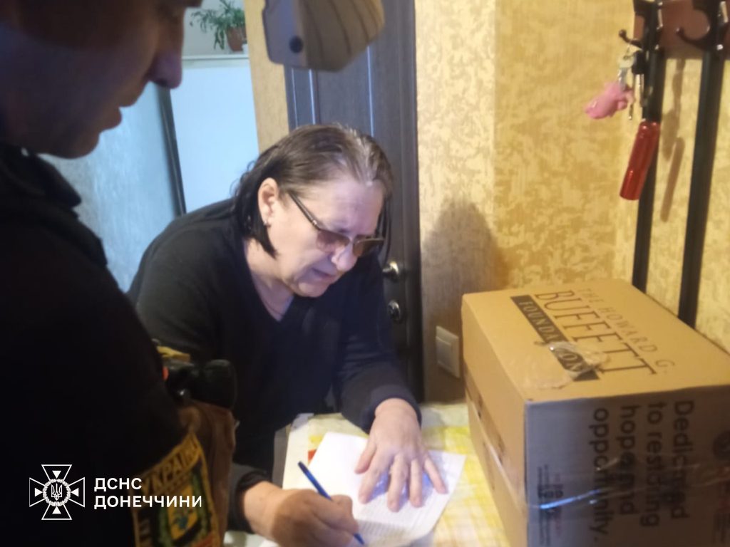 спасатели Донбасса доставили гуманитарную помощь маломобильным жителям