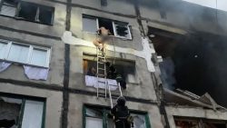 В Белозерском из поврежденной квартиры на 5 этаже спасатели эвакуировали 2 человека (фото)