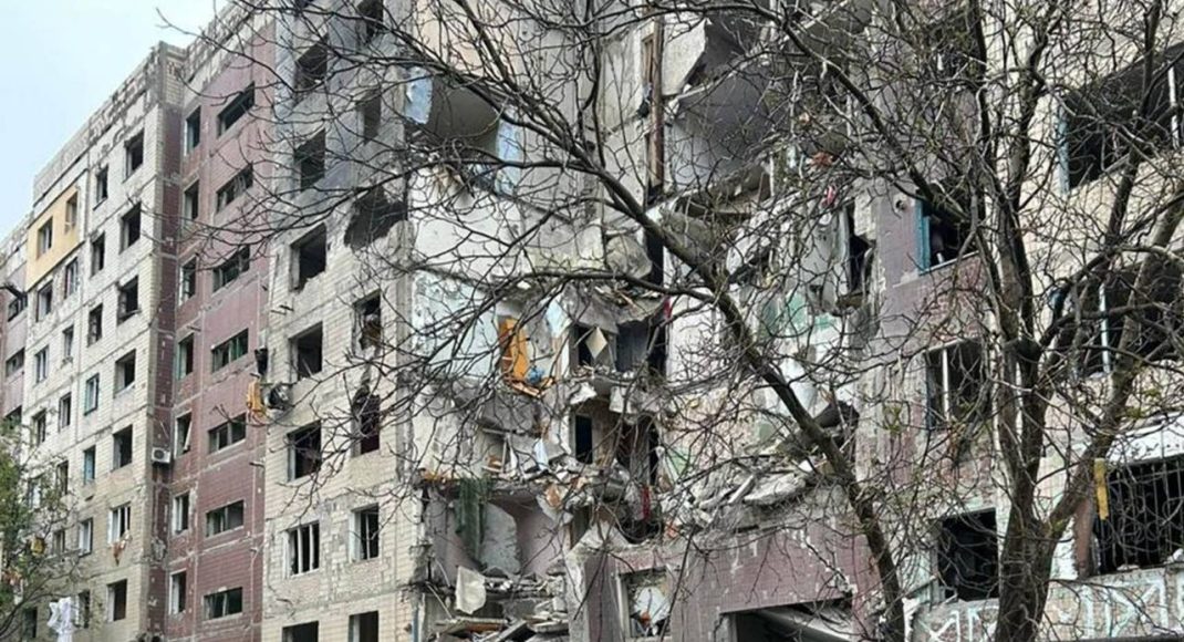 Россияне сбросили авиабомбу на многоэтажку в Константиновке: ранены по меньшей мере 12 гражданских