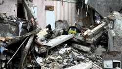 У Костянтинівці під завалами багатоповерхівки шукають жінку (фото)