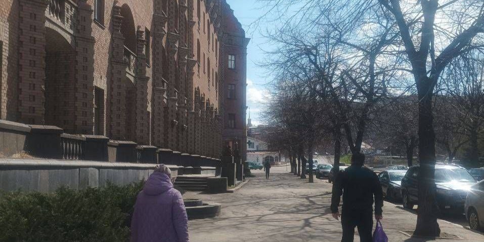 "Желтая Лента" показала весенние фотографии из оккупированного Луганска (фото)