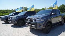 Луганщина передала тероборонівцям на східний фронт 3 пікапи, ще один — "у дорозі" (фото)