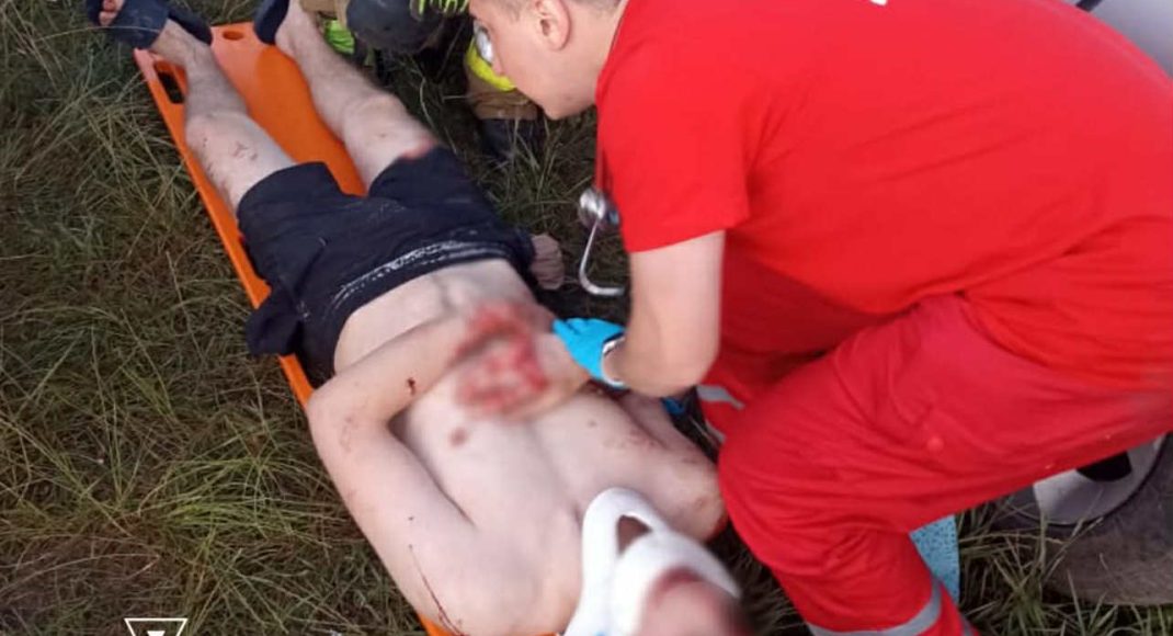 ДТП между Краматорском и Дружковкой: спасатели деблокировали пострадавшего и погибшего мужчин (фото)