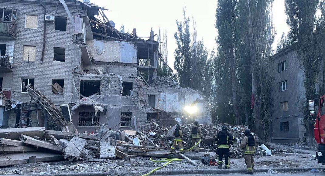 Вторые сутки спасательной операции: в Краматорске возросло количество жертв от вражеского удара (фото)