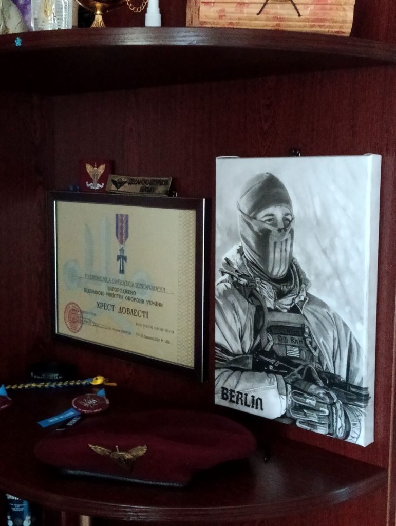 Нагорода, берет та портрет Євгенія