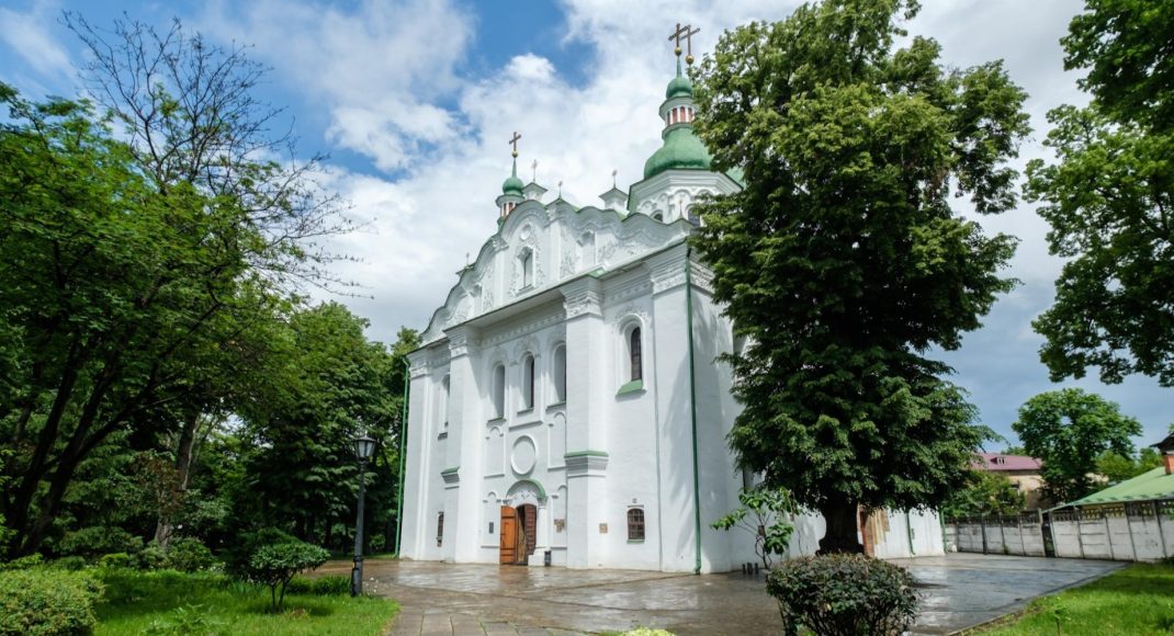 Переселенцев с Луганщины ждут в Кирилловской церкви в Киеве по воскресеньям и по праздникам