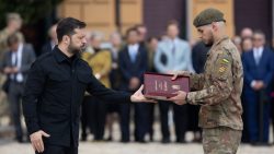 Зеленський вручив орден "Золота Зірка" Героя України учаснику десантування на оточену росіянами "Азовсталь" Олександру Іванцову (відео)