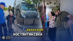 Поліція евакуює мешканців з охопленої вогнем Костянтинівки під атаками дронів (відео)