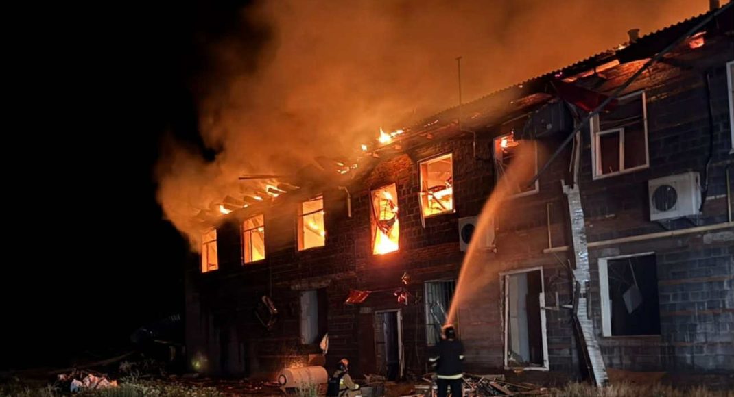 Рятувальники ліквідовують наслідки ворожих атак у Словʼянську і Лимані
