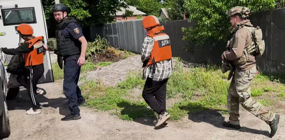 Сім'ю з двома дітьми евакуювали рятувальники з Олексієво-Дружківки на Донеччині (відео)