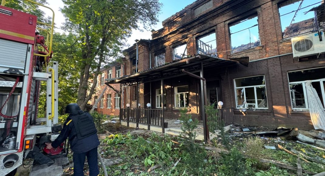 На Донеччині ворог скинув на цивільних 17 авіабомб, є загиблі — серед яких дитина і поранені (відео)