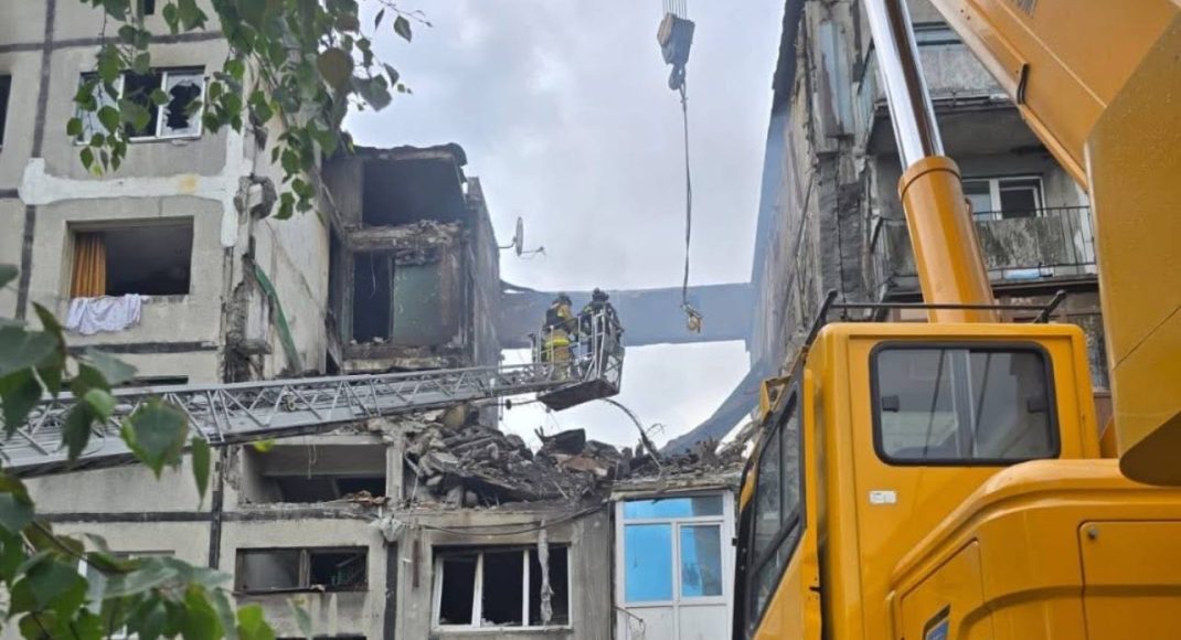 У Білозерському на Донеччині під завалами шукають двох людей