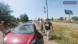 У Костянтинівці рятувальники деблокували чоловіка з автомобіля, в яке влучив російський безпілотник (відео)