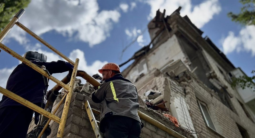 В Краматорске одолевают очередные последствия российских обстрелов на газовых сетях (фото)