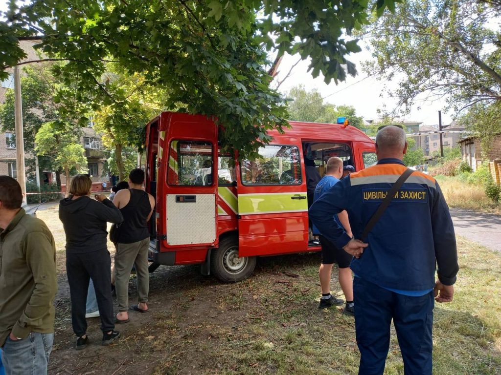 У Краматорську громадяни, чиє житло постраждало від російських ударів, отримують допомогу благодійників