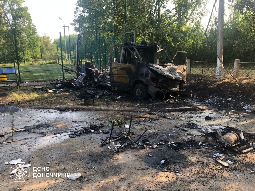 В Николаевке Донецкой области вражеский БпЛА попал в Mercedes-Benz