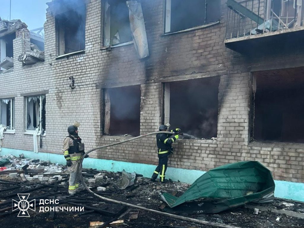 В результате ночной атаки российских БПЛА пылали админздания в Андреевке Донецкой области