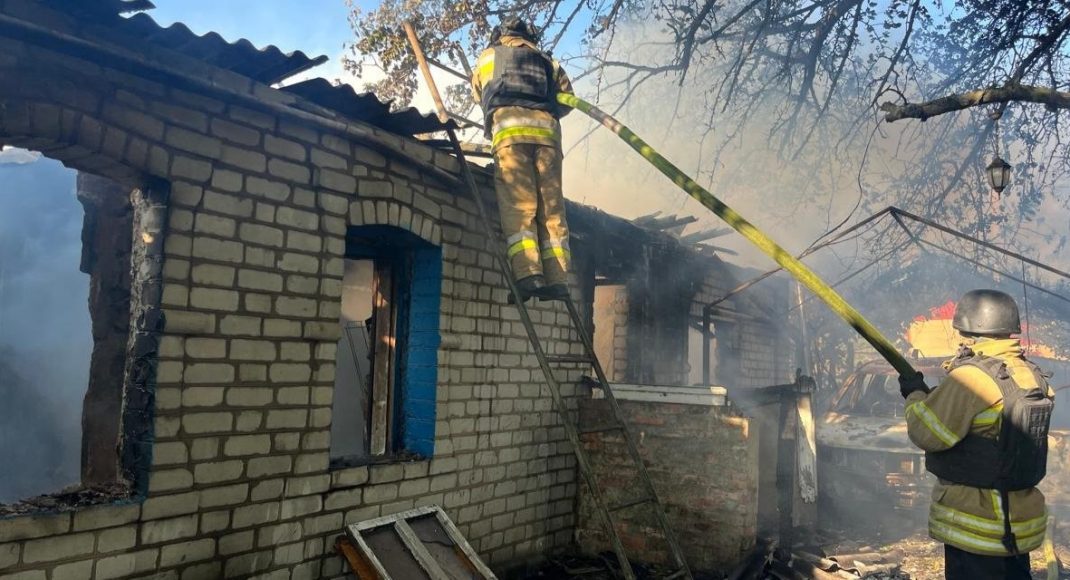 Унаслідок ворожого обстрілу в Іллінівці на Донеччині палали житловий будинок, сарай та автівка (фото)
