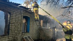 Унаслідок ворожого обстрілу в Іллінівці на Донеччині палали житловий будинок, сарай та автівка (фото)