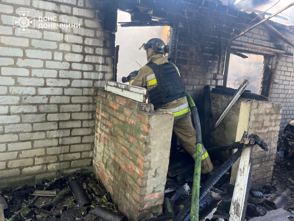 Унаслідок ворожого обстрілу в Іллінівці палали житловий будинок, сарай та автівка