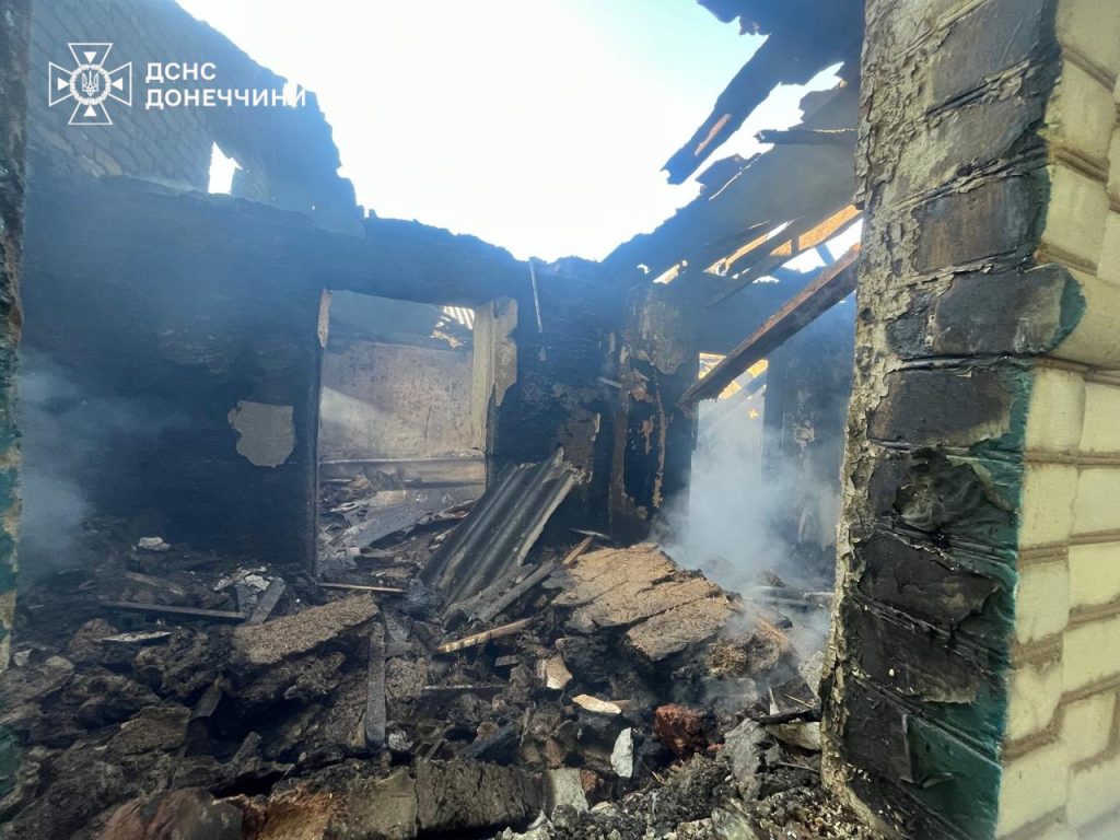 Унаслідок ворожого обстрілу в Іллінівці палали житловий будинок, сарай та автівка