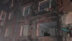 Ночью россияне попали ударным дроном по 5-этажке в Белозерском: есть раненые (фото)